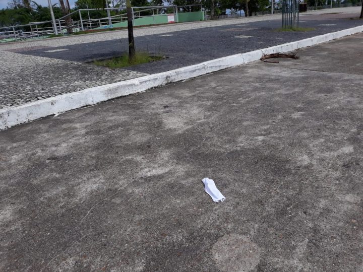Máscaras de proteção descartadas irregularmente são encontradas na Ponta Negra