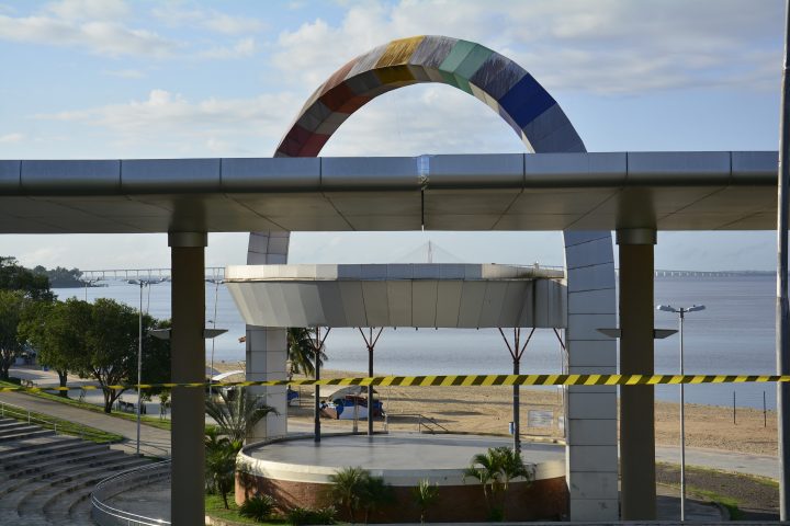 Iluminação da Ponta Negra é reduzida para evitar aglomeração