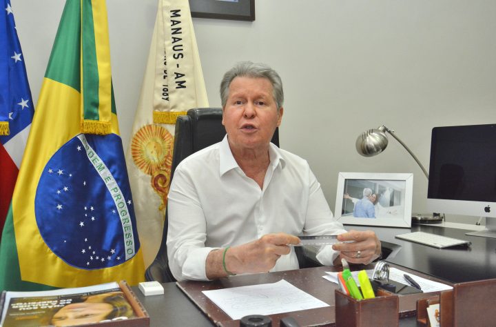 Prefeito anuncia antecipação da primeira parcela do 13º para servidores da saúde, assistência e limpeza