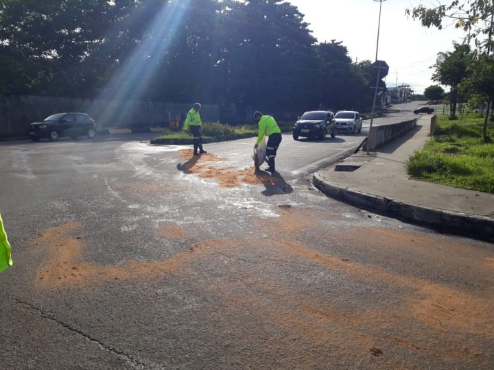 Prefeitura toma providências no caso de derramamnto de óleo na Constantino Nery