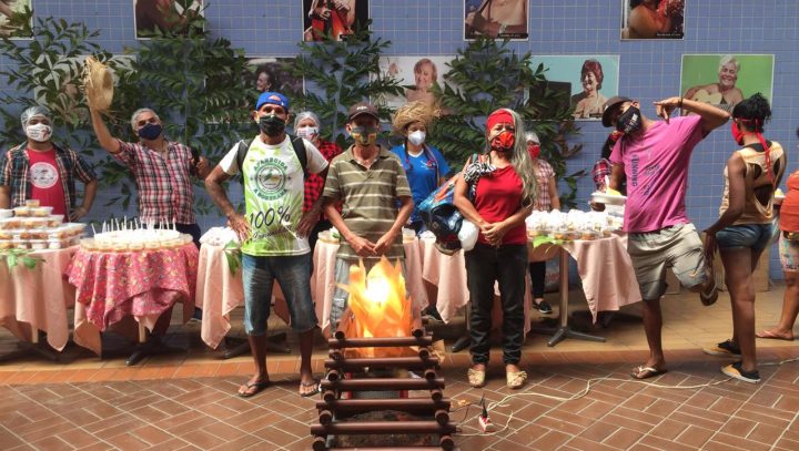 Pessoas em situação de rua participam de programação junina em centro de convivência