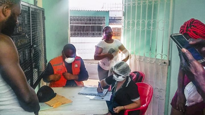 Famílias vítimas de incêndio no São Jorge são atendidas pela prefeitura