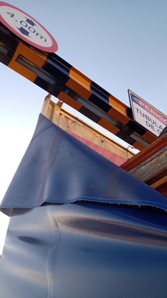 Motorista é multado por desrespeitar limite de altura em complexo viário