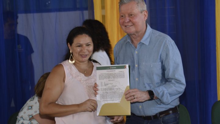 Prefeito entrega de títulos 2