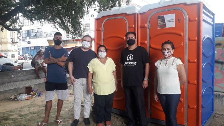 Banheiros químicos são instalados para atender população de rua