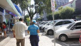 MANAUS 01.07.18. 1º DIA DE ATUAÇÃO DO SISTEMA ROTATIVO DE ESTACIONAMENTO. ZONA AZUL, AGENTES MONITORES ATUANDO NA EDUARDO RIBEIRO. FOTO MARINHO RAMOS/SEMCOM