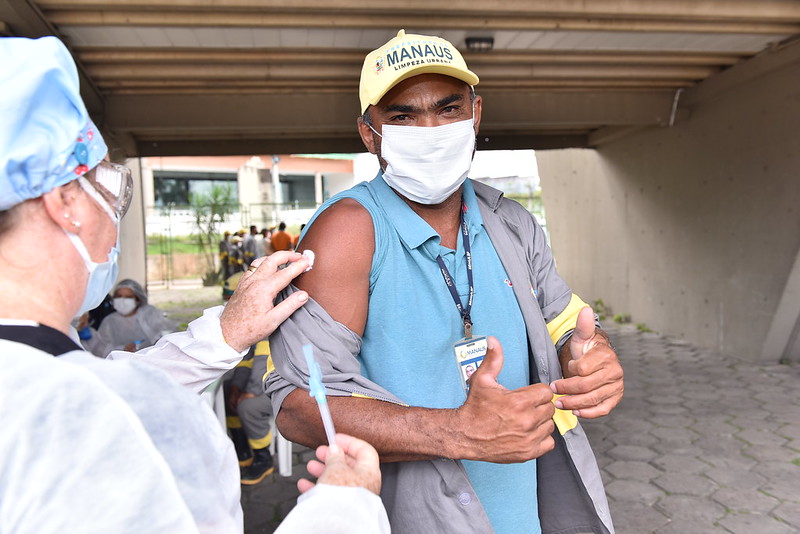 Trabalhadores do setor funerário de Manaus são imunizados contra a Covid-19  - Prefeitura Municipal de Manaus