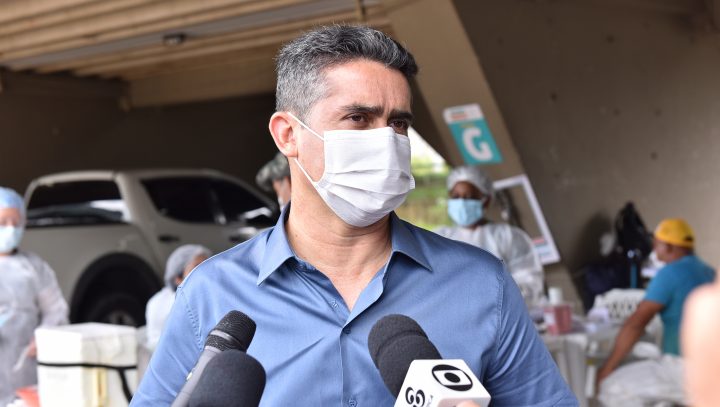Prefeito David Almeida acompanha início da vacinação dos coveiros contra a  Covid-19 - Prefeitura Municipal de Manaus