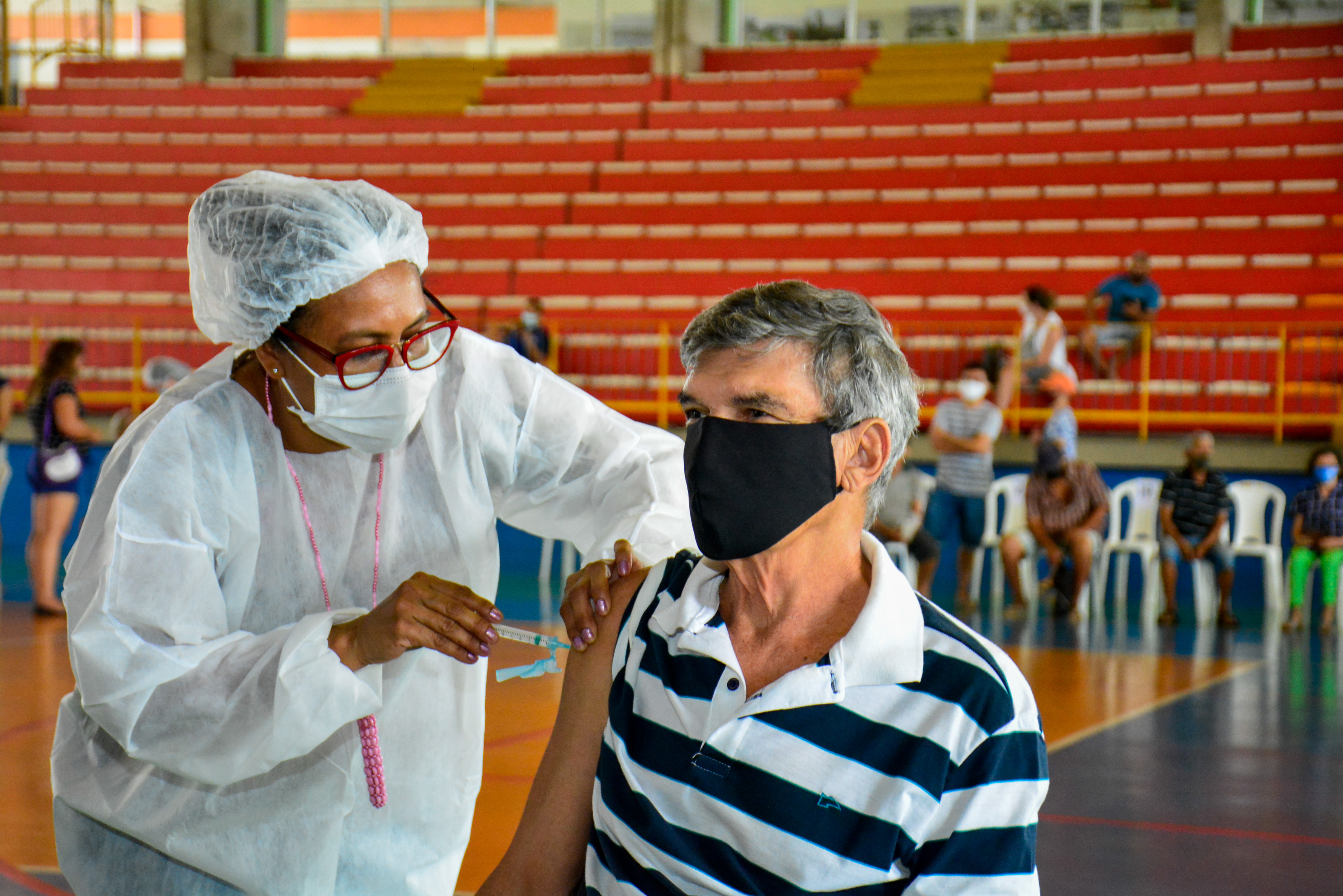 Manaus registra novo recorde de vacinados e queda no número de sepultamentos