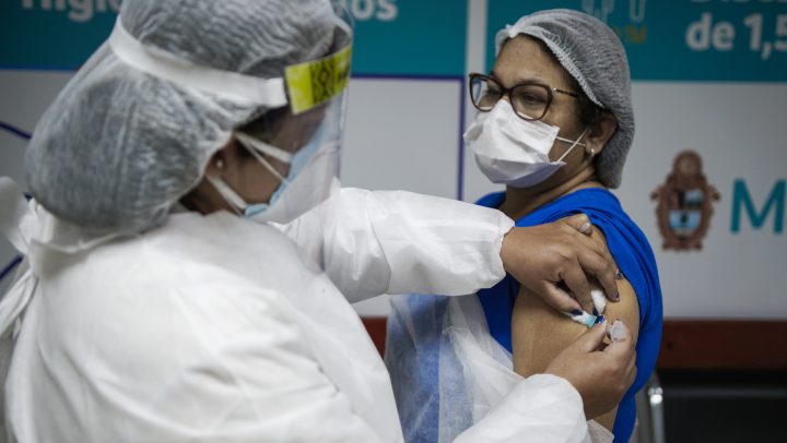 Novos grupos de trabalhadores da saúde serão imunizados