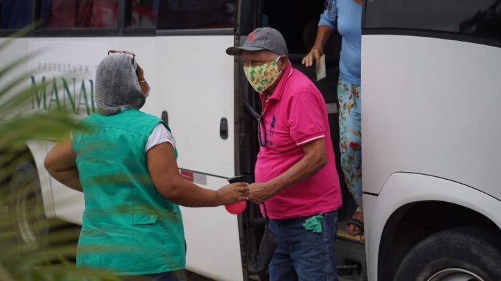 Idosos são transportados para ser vacinados contra a Covid-19 na zona Leste
