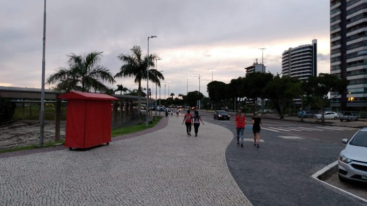 Uso de máscara deve ser mantido nas caminhadas no calçadão da Ponta Negra