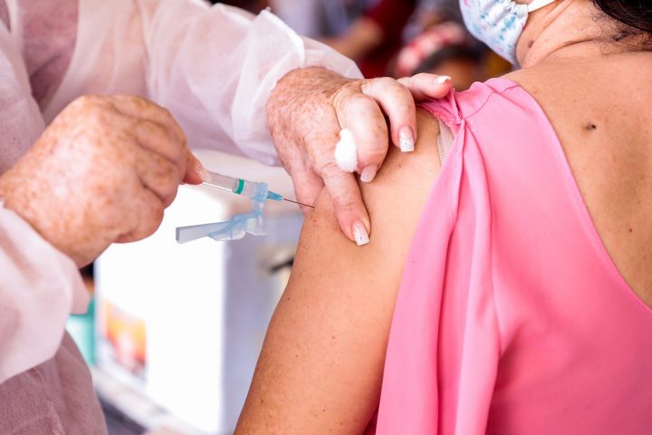 Mais da metade do público vacinado neste sábado foi atendido em UBSs e escolas