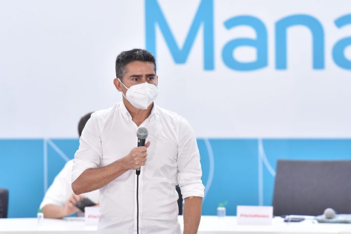Prefeito David Almeida comemora chegada de 37 mil doses de vacina da Janssen neste sábado