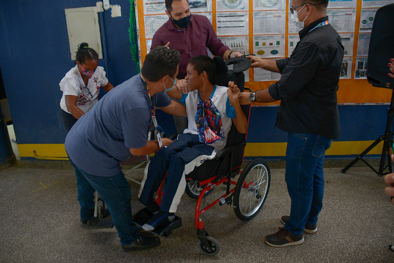 Alunos da educação especial recebem cadeiras adaptadas da Prefeitura de Manaus