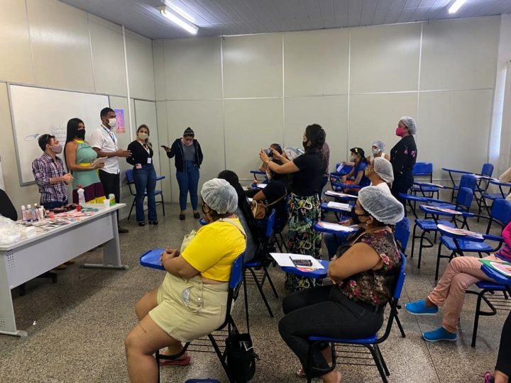 Participantes de oficina de maquiagem são certificadas pela prefeitura