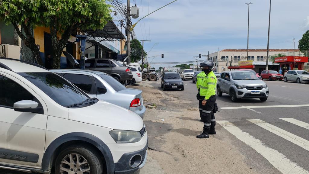 Escritório transforma calçada em estacionamento de carros - Direto