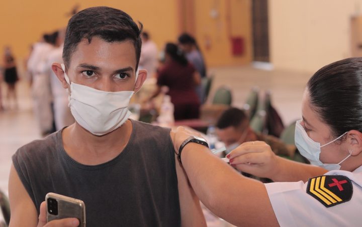 Aplicação da segunda dose de vacina em adolescentes inicia neste sábado, 9