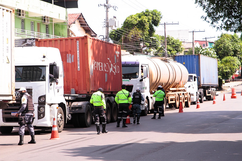 Prefeitura realiza opera&ccedil;&atilde;o 'Carga Pesada' nas avenidas Rodrigo Ot&aacute;vio e  Ephig&ecirc;nio Salles - Prefeitura Municipal de Manaus