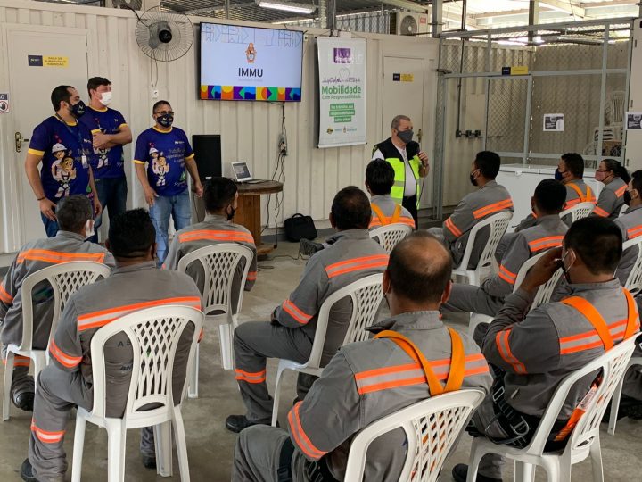 Trânsito seguro é tema de palestra para motoristas