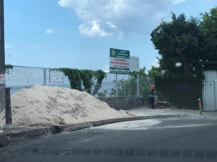 Calçadas e logradouros obstruídos lideram as fiscalizações de postura da prefeitura