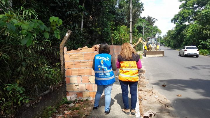 Muro construído irregularmente em calçada no entorno do aeroporto internacional é demolido