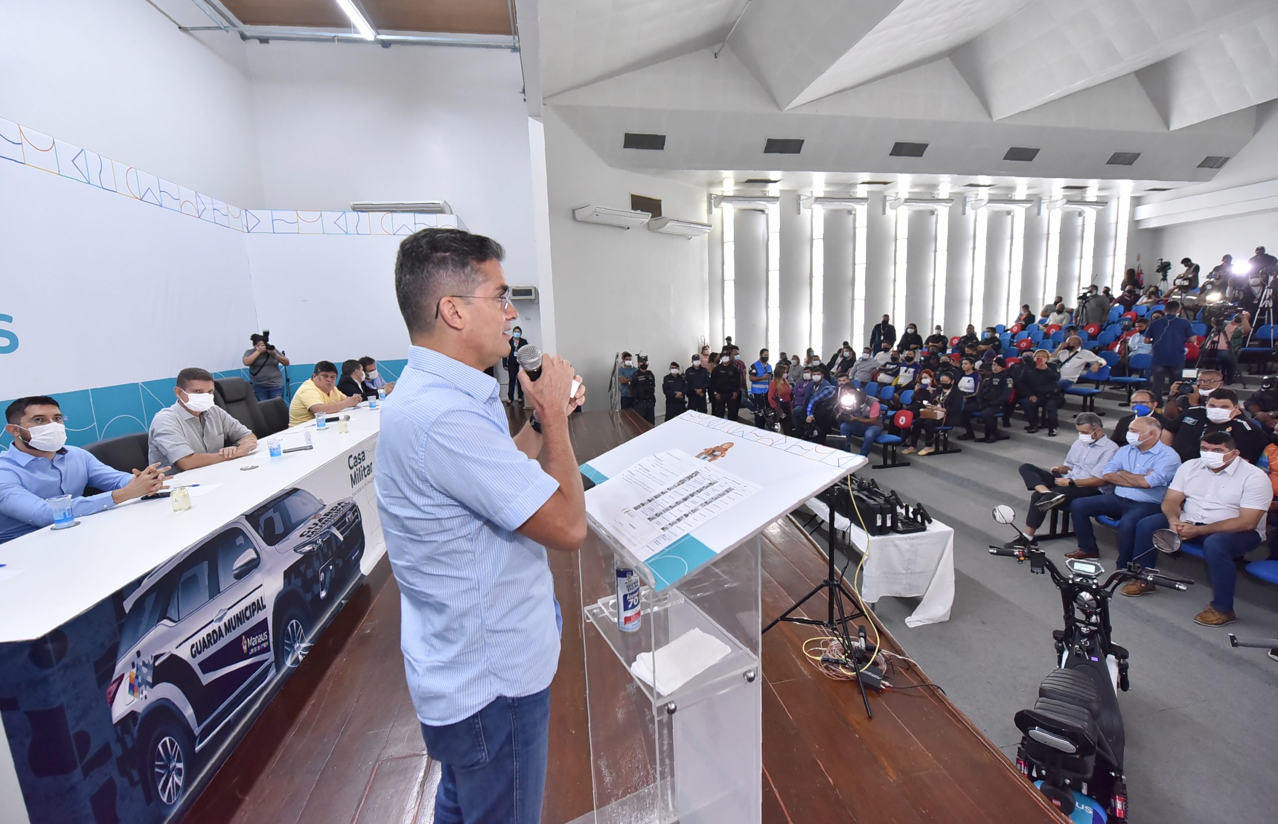 Prefeito David Almeida realiza entrega de armas e veículos à Guarda Municipal e anuncia concurso público para 2022 - Prefeitura Municipal de Manaus