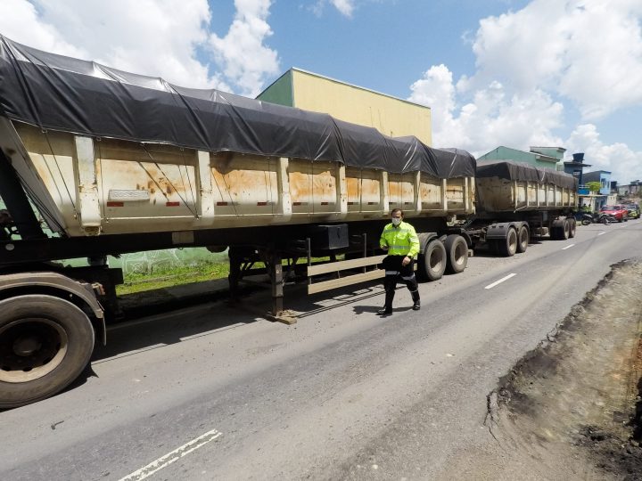 Carretas estacionadas em área irregular são autuadas pela prefeitura
