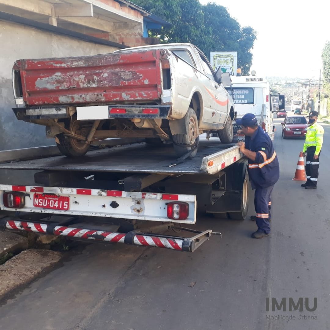 Prefeitura faz remoção de sucata de veículo durante operação na zona Oeste
