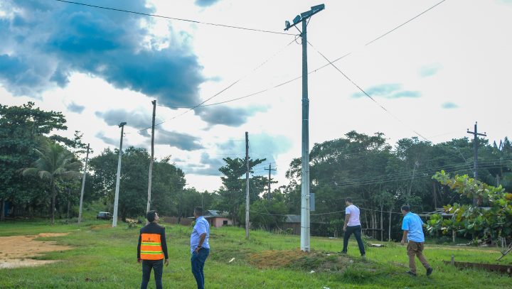 Prefeitura de Manaus leva iluminação a LED a primeiro campo de futebol da zona rural da capital