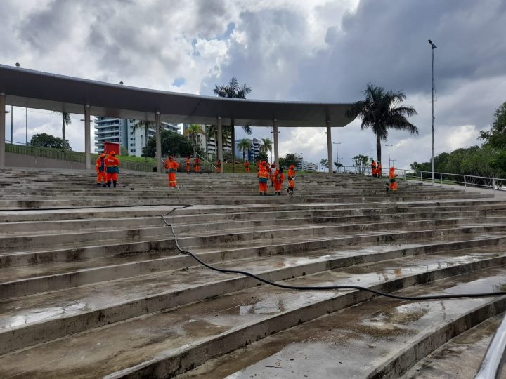 Prefeitura realiza limpeza no anfiteatro e recomposição no calçadão da Ponta Negra