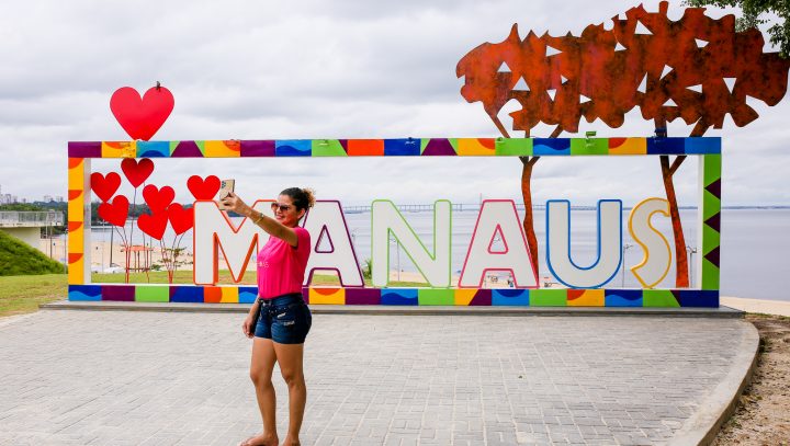 Letreiro turístico instagramável da Prefeitura de Manaus ganha piso acessível na Ponta Negra