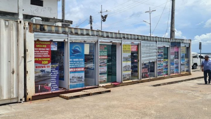 Contêineres instalados pela prefeitura abrigam vendedores de passagens fluviais da Manaus Moderna