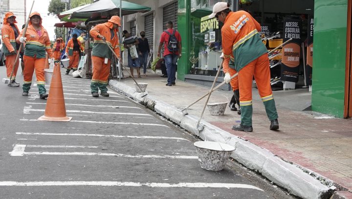 Prefeitura realiza limpeza e conscientização ambiental na área central de Manaus