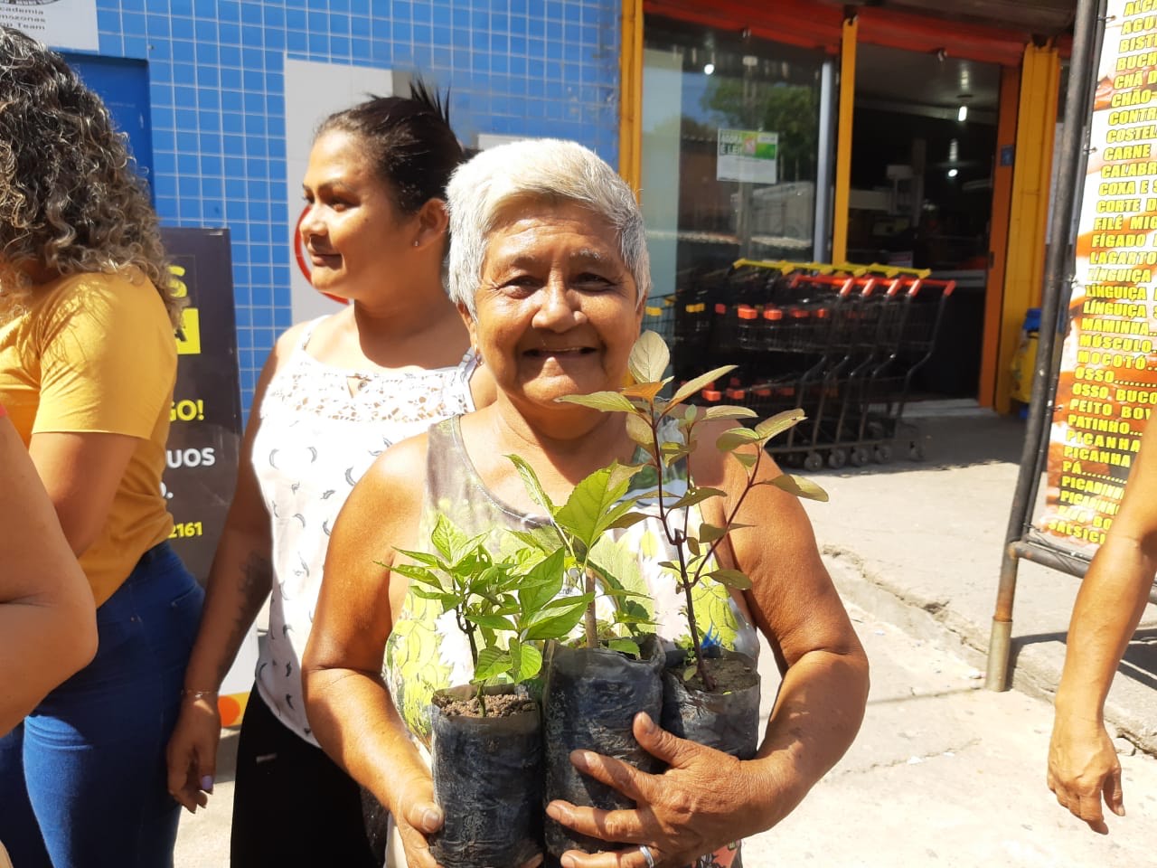Petrópolis recebe ação ambiental com doação de mudas da Prefeitura de Manaus