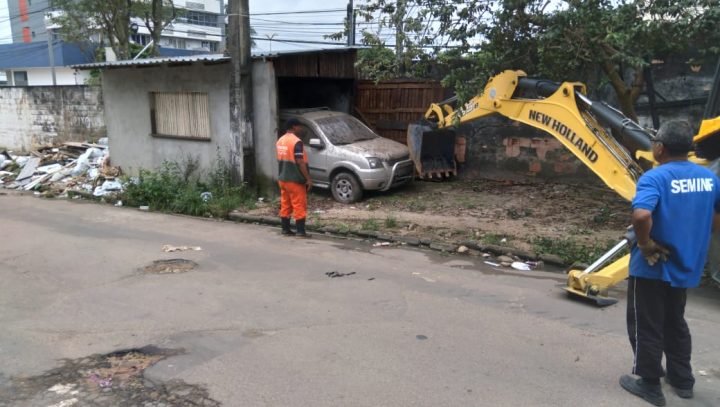 Garagem construída em calçada é demolida em ação integrada da Prefeitura de Manaus