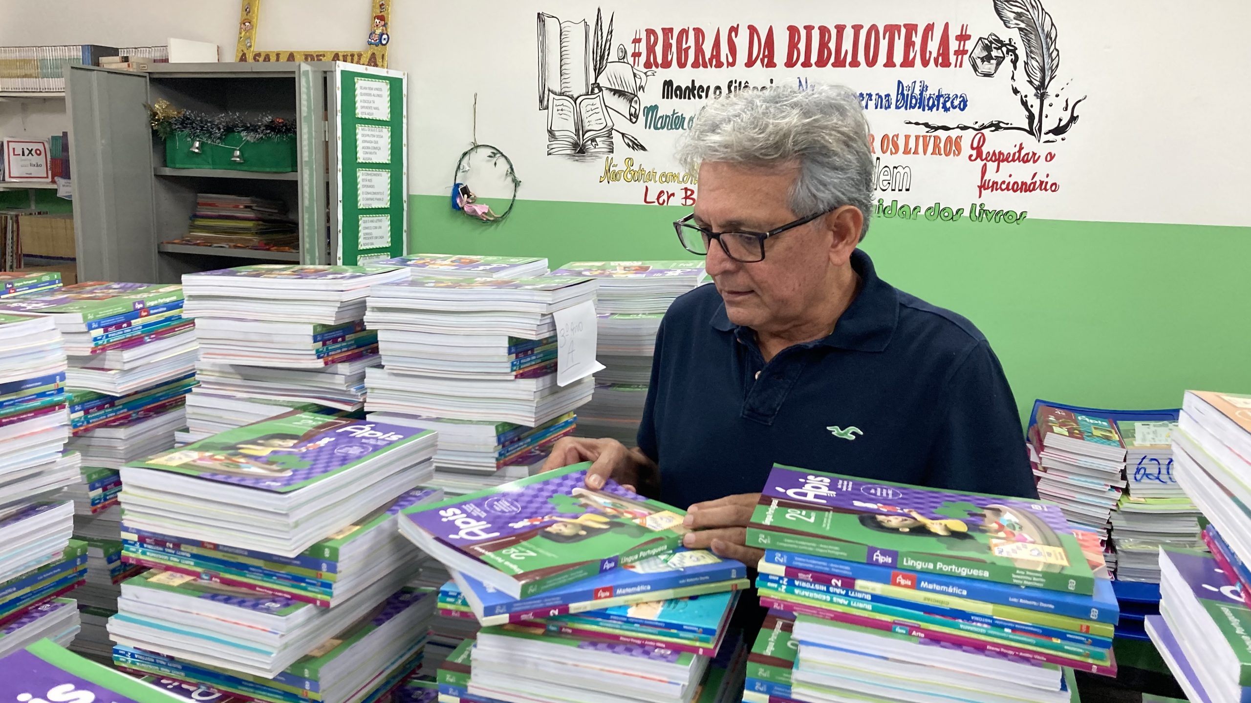 Escolas municipais de Manaus recebem reposição de livros didáticos do MEC - Prefeitura Municipal de Manaus