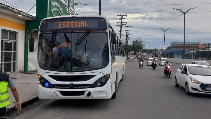 Ônibus clandestino é apreendido pela prefeitura transportando passageiros