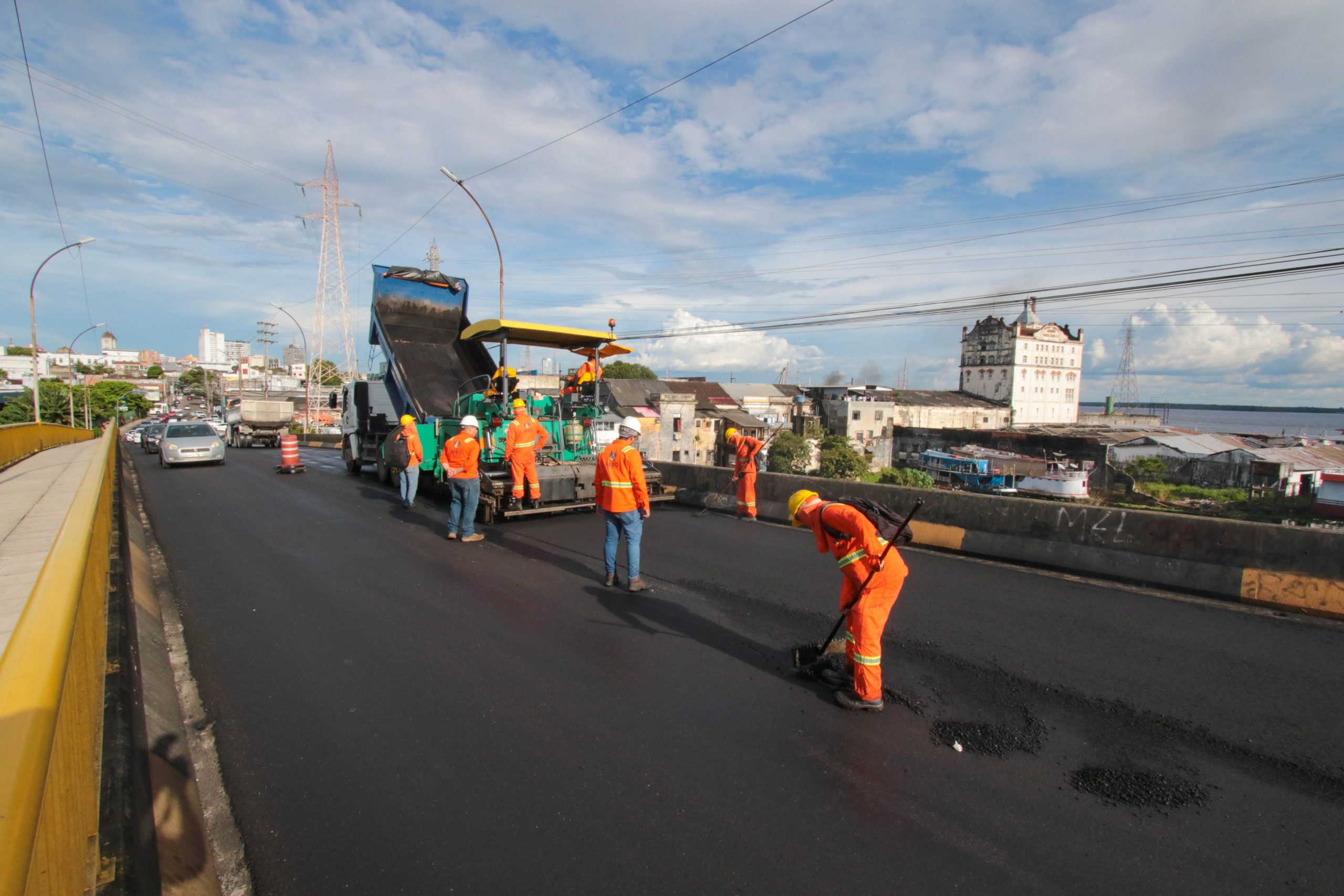 Prefeitura pavimenta vias em vários bairros de Manaus