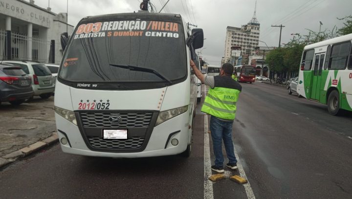 Micro-ônibus executivos são fiscalizados no centro de Manaus
