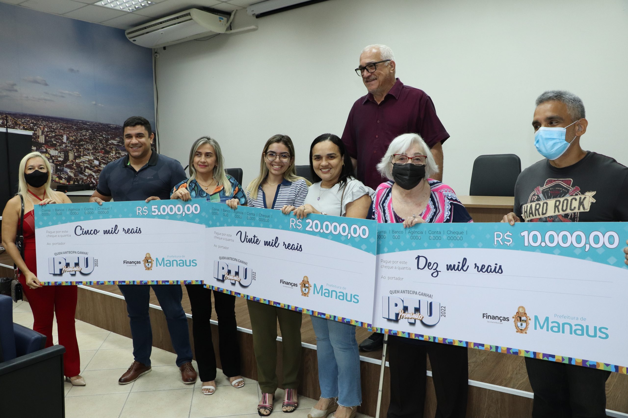 Pr&ecirc;mios do segundo sorteio do 'IPTU Premiado' s&atilde;o entregues