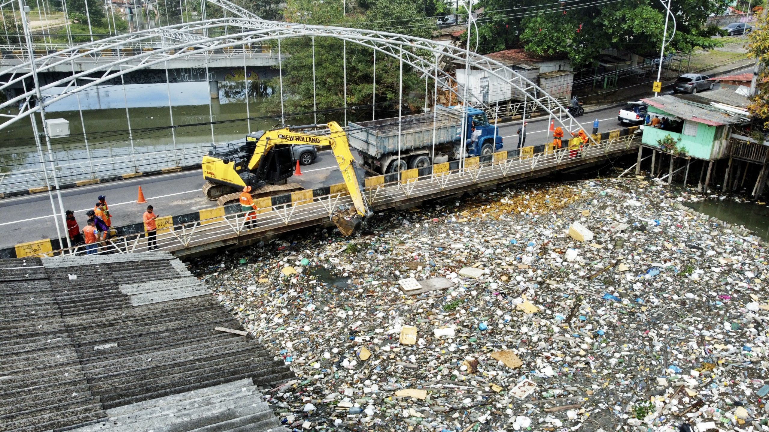 Ações de limpeza nas orlas de rios e igarapés são intensificadas pela Prefeitura de Manaus