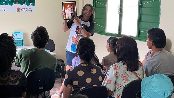 Usuários do CAPSi Leste recebem visita de quadrinista no encerramento do mês da Luta Antimanicomial