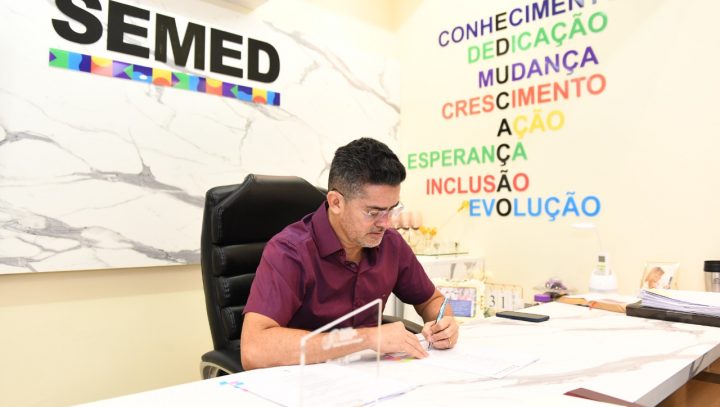 Prefeito David Almeida assina 250 progressões de profissionais da Semed