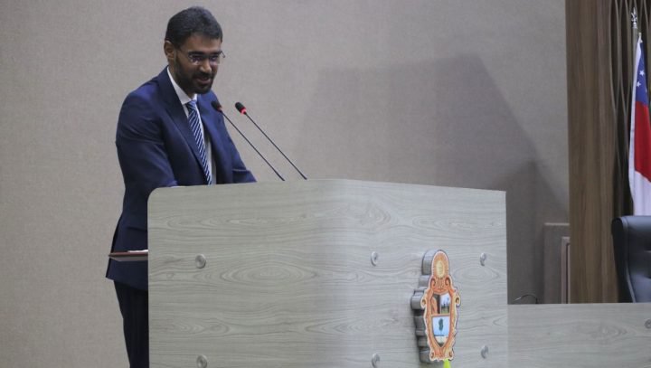 Titular da Semtepi recebe diploma do ‘Mérito Cidade de Manaus’