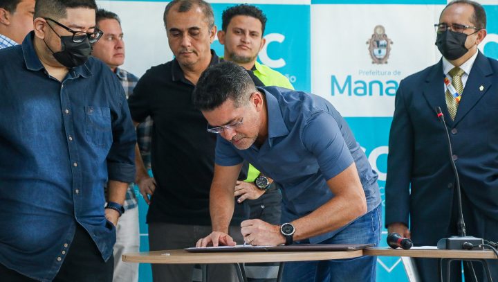 Prefeito David Almeida assina ordem de serviço para instalação de semáforos inteligentes em Manaus