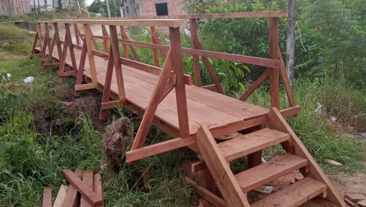 Prefeitura de Manaus constrói ponte de madeira para moradores no conjunto Canaranas