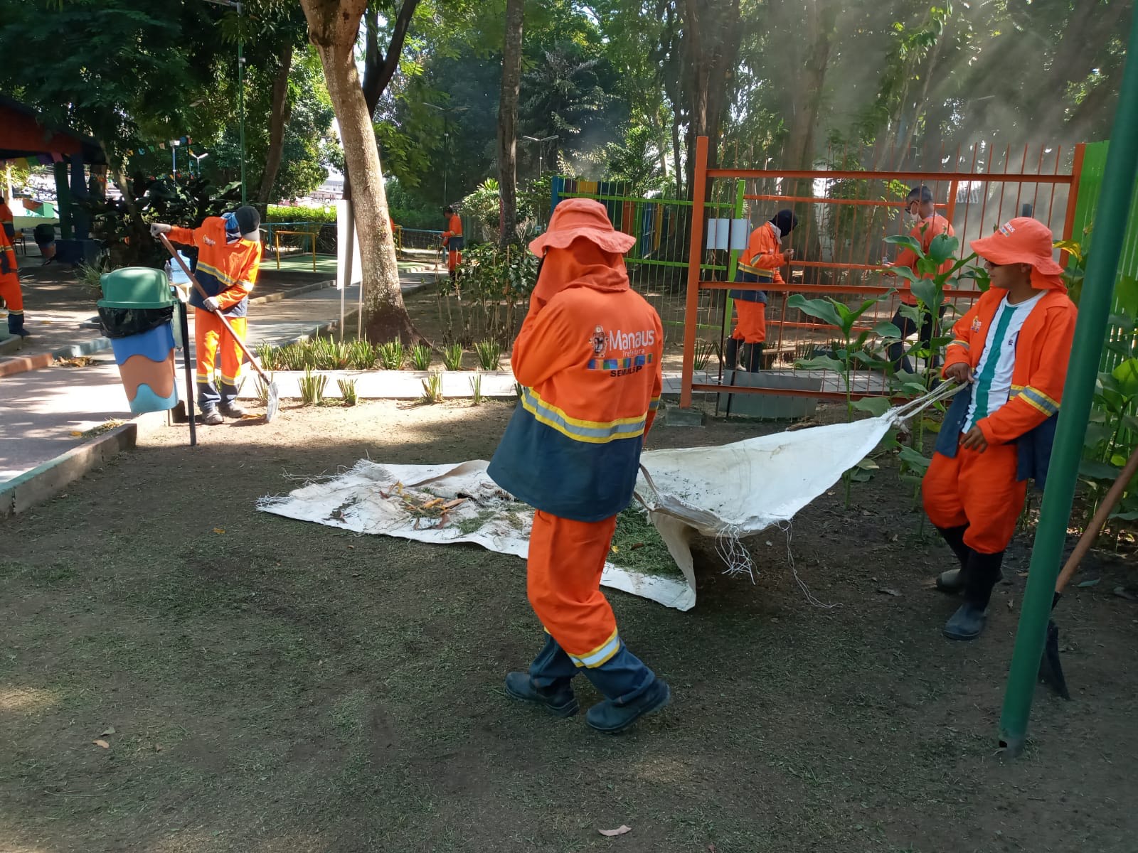 Parque Cidade da Crian&ccedil;a recebe servi&ccedil;os de limpeza da Prefeitura de Manaus  - Prefeitura Municipal de Manaus