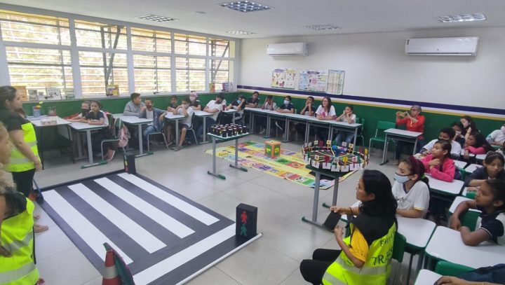 Prefeitura de Manaus leva orientação sobre trânsito para alunos de escola da zona Leste da capital