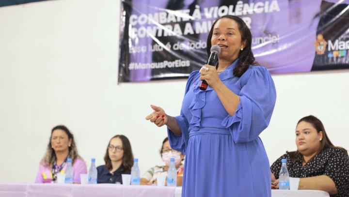 Prefeitura de Manaus realiza palestra com servidoras durante campanha de combate à violência